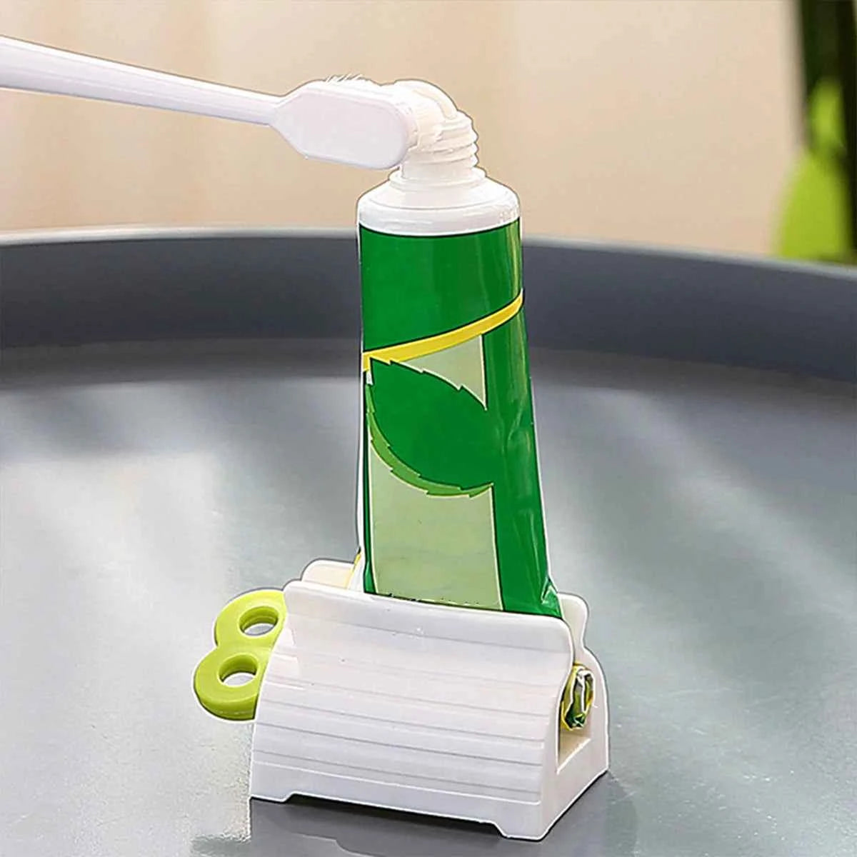 Efficient Toothpaste Tube Squeezer for a Comfortable Brushing Experience